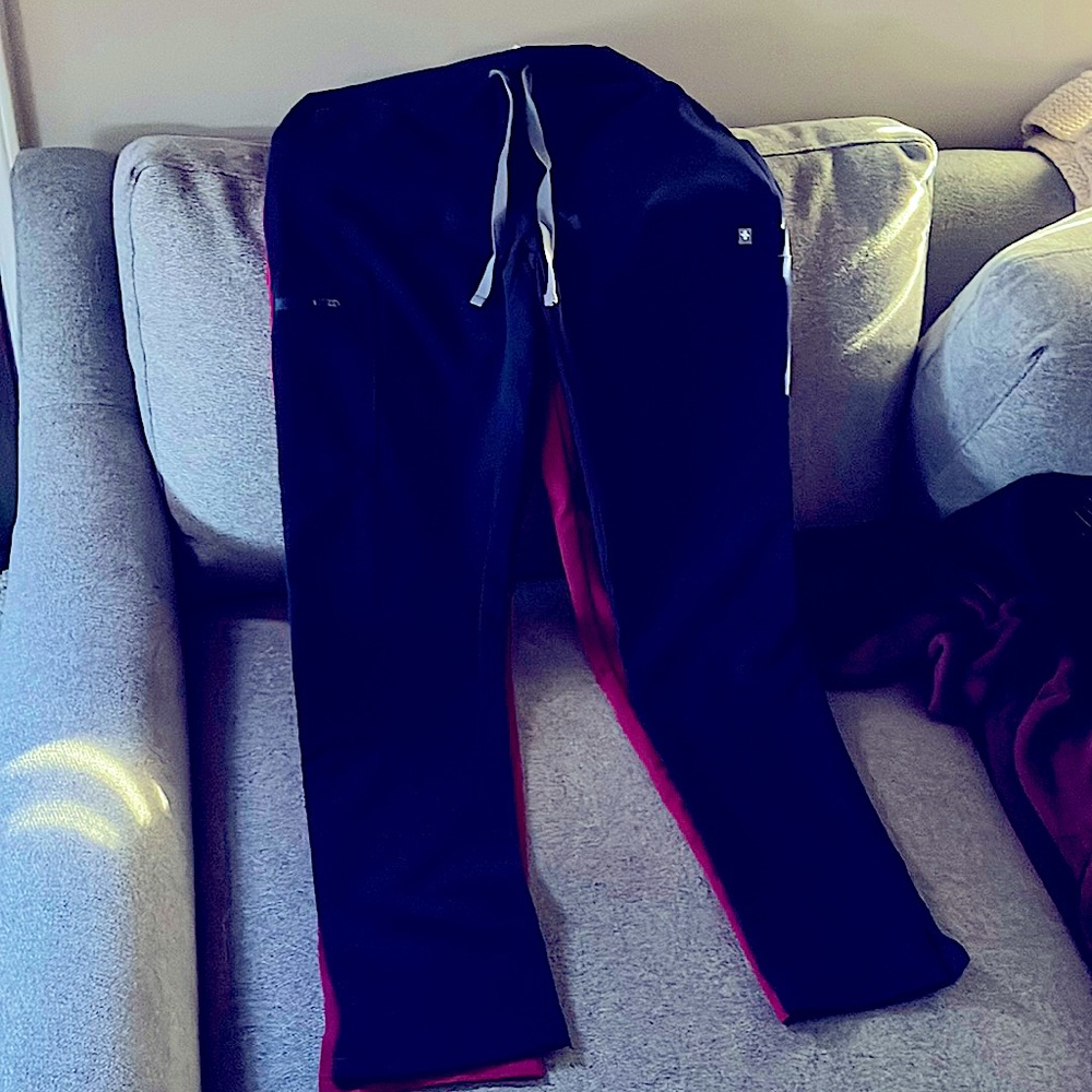 Figs scrub pants. Yola skinny leg.